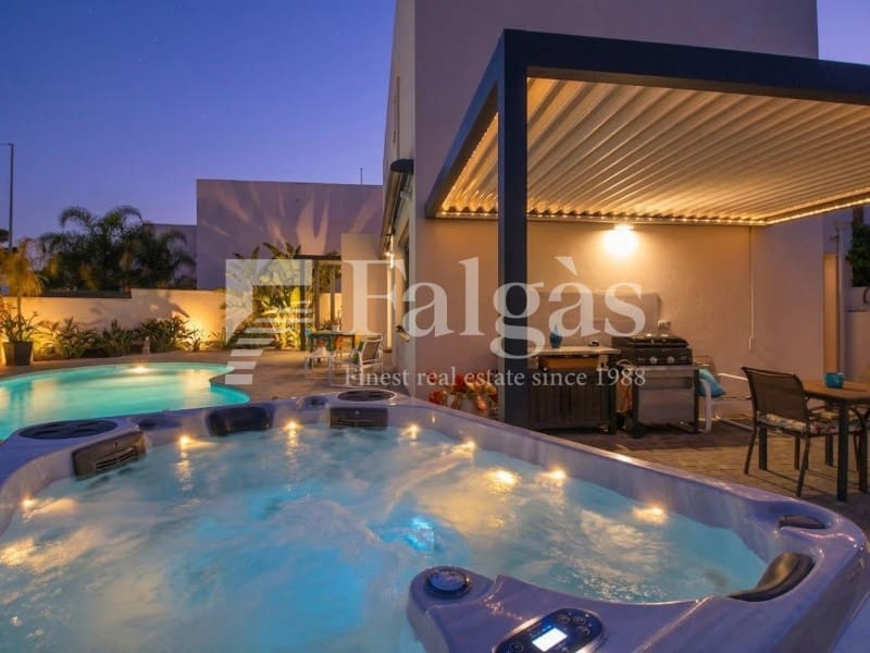 3 bedroom Villa for sale in Empuriabrava with pool garage - € 698,000 (Ref: 9375305)