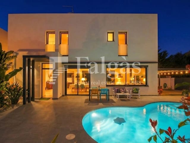 3 soverom Villa til salgs i Empuriabrava, Castelló d'Empúries med svømmebasseng garasje - € 725 000 (Ref: 9375305)