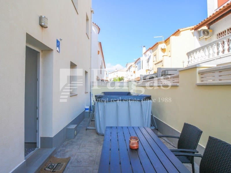 3 soveværelse Semi-Rækkehus til salg i Empuriabrava med garage - € 375.000 (Ref: 9375307)