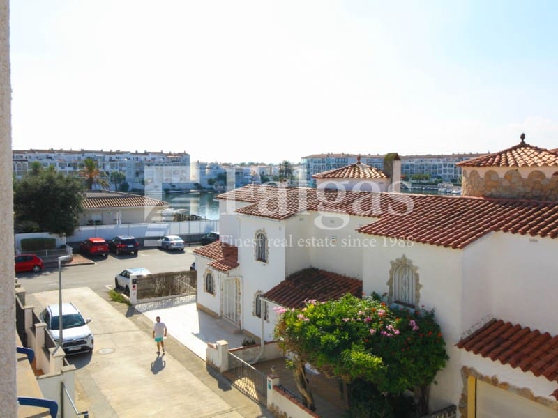 3 soveværelse Semi-Rækkehus til salg i Empuriabrava med garage - € 375.000 (Ref: 9375307)