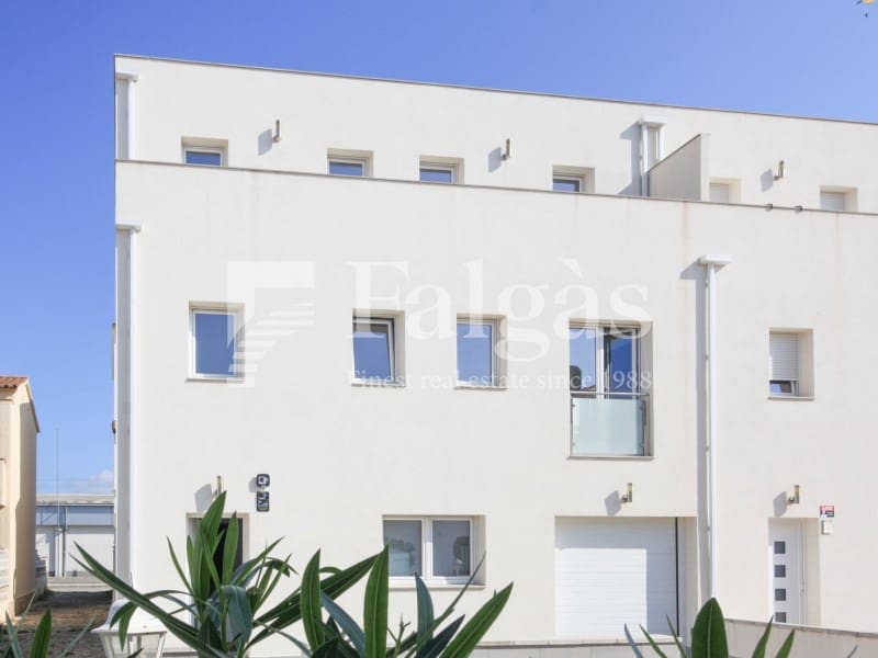 3 soveværelse Semi-Rækkehus til salg i Empuriabrava med garage - € 375.000 (Ref: 9375307)
