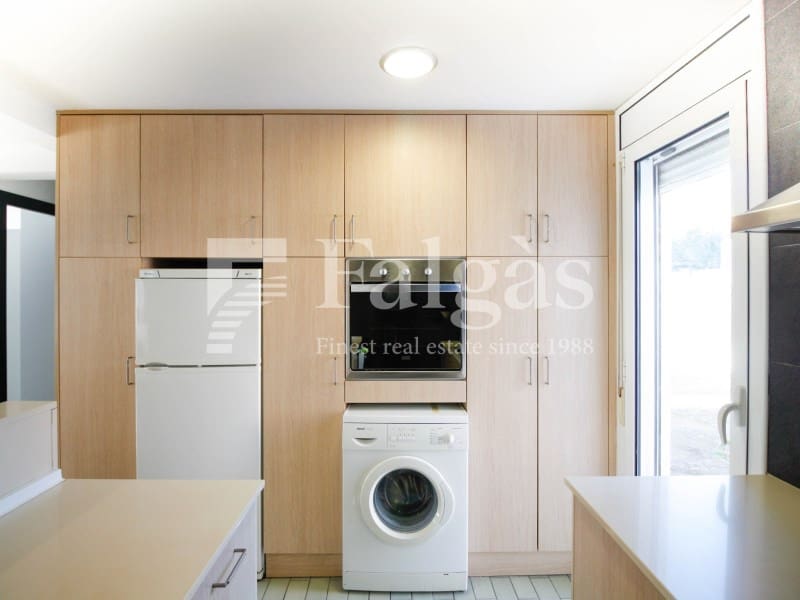 7 sovrum Villa till salu i Empuriabrava med garage - 495 000 € (Ref: 9375309)