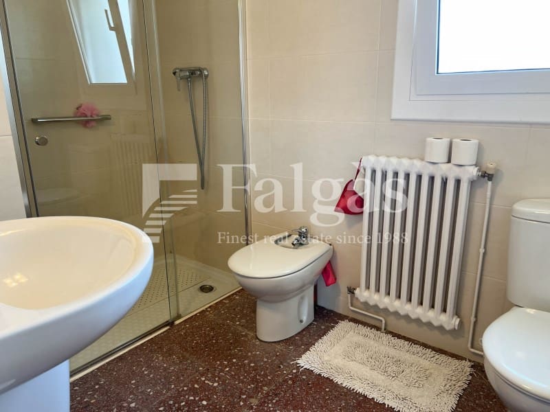 7 sovrum Villa till salu i Empuriabrava med garage - 495 000 € (Ref: 9375309)