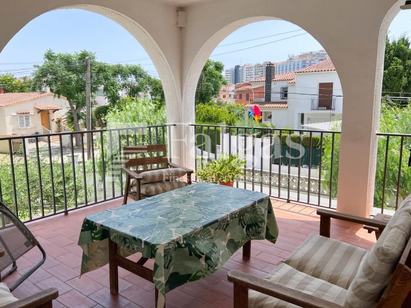 7 sovrum Villa till salu i Empuriabrava med garage - 495 000 € (Ref: 9375309)