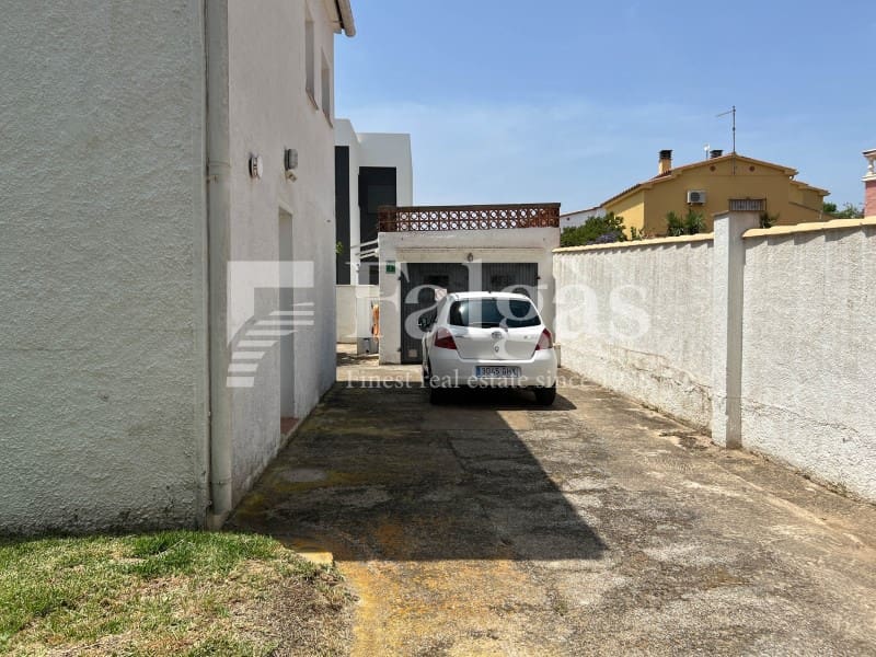 7 sovrum Villa till salu i Empuriabrava med garage - 495 000 € (Ref: 9375309)