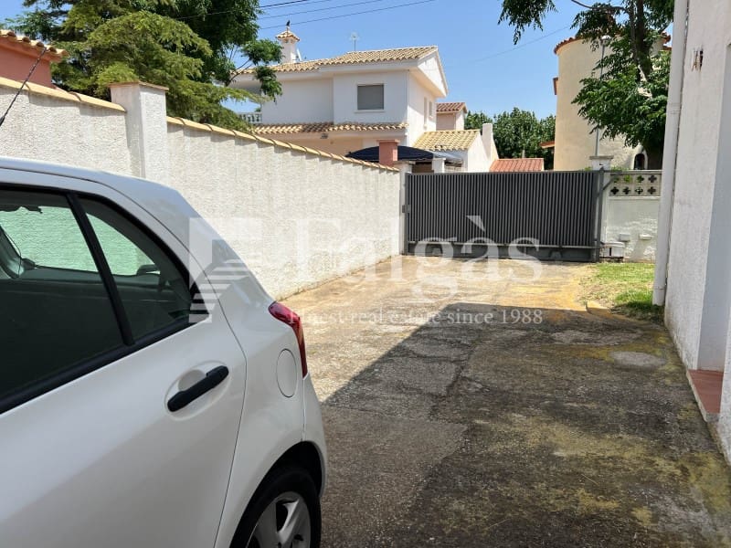 7 sovrum Villa till salu i Empuriabrava med garage - 495 000 € (Ref: 9375309)