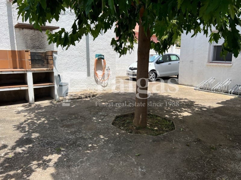 7 sovrum Villa till salu i Empuriabrava med garage - 495 000 € (Ref: 9375309)