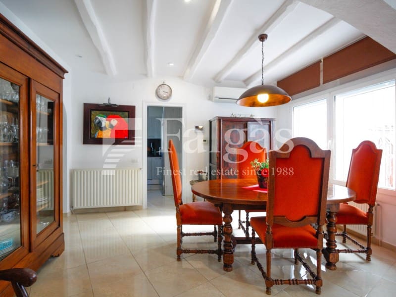 Chalet de 4 habitaciones en Empuriabrava en venta con garaje - 860.000 € (Ref: 9375310)