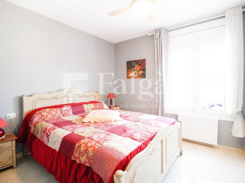 Chalet de 4 habitaciones en Empuriabrava en venta con garaje - 860.000 € (Ref: 9375310)