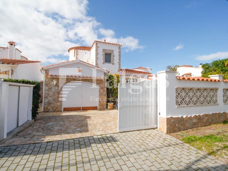 Chalet de 4 habitaciones en Empuriabrava en venta con garaje - 860.000 € (Ref: 9375310)