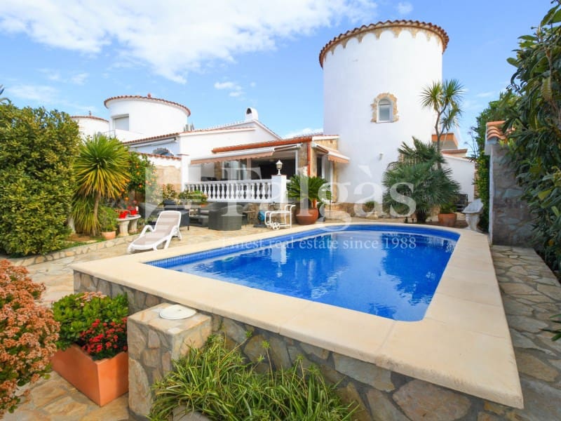 Chalet de 4 habitaciones en Empuriabrava en venta con garaje - 860.000 € (Ref: 9375310)