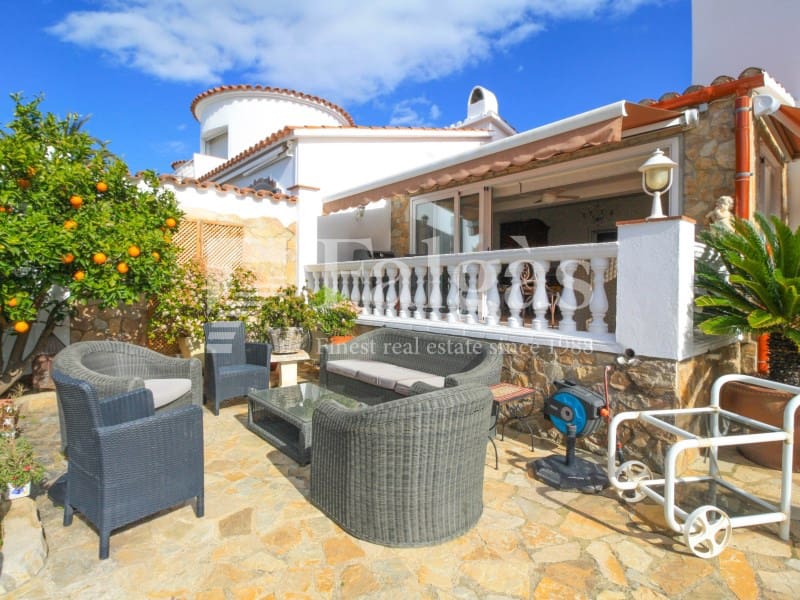 Chalet de 4 habitaciones en Empuriabrava en venta con garaje - 860.000 € (Ref: 9375310)