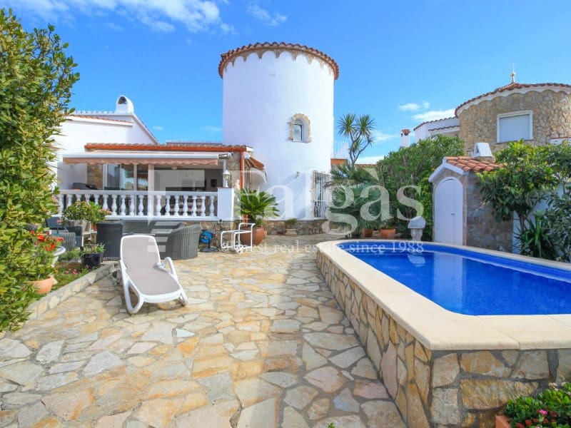 Chalet de 4 habitaciones en Empuriabrava en venta con garaje - 860.000 € (Ref: 9375310)