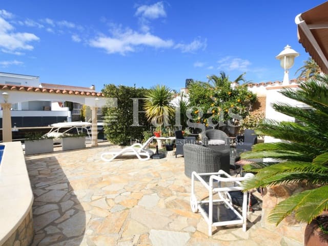 Chalet de 4 habitaciones en Empuriabrava, Castelló d'Empúries en venta con garaje - 860.000 € (Ref: 9375310)