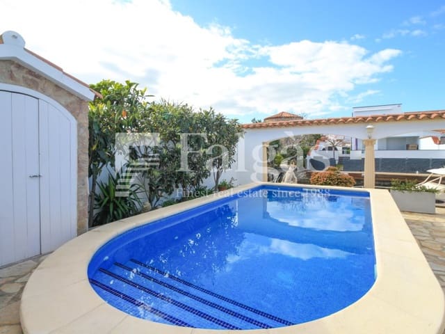 Chalet de 4 habitaciones en Empuriabrava, Castelló d'Empúries en venta con garaje - 860.000 € (Ref: 9375310)