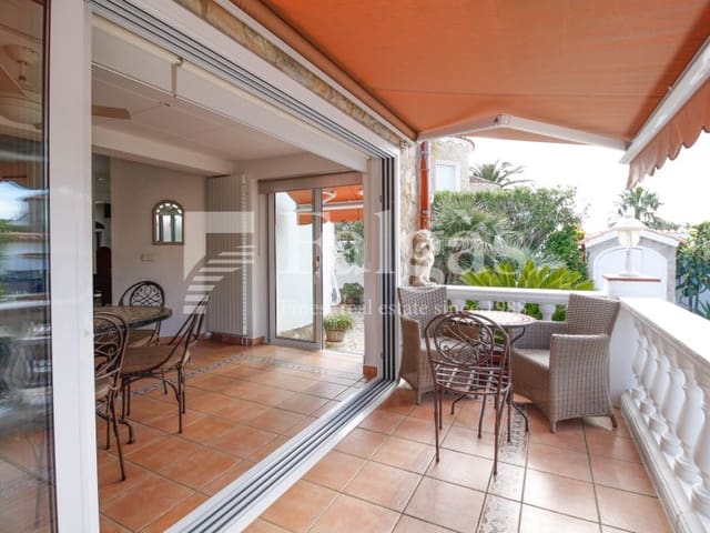 Chalet de 4 habitaciones en Empuriabrava, Castelló d'Empúries en venta con garaje - 860.000 € (Ref: 9375310)