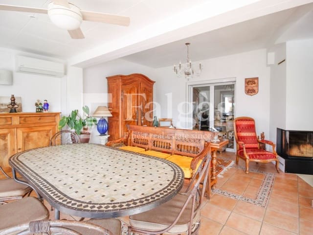 Chalet de 4 habitaciones en Empuriabrava, Castelló d'Empúries en venta con garaje - 860.000 € (Ref: 9375310)