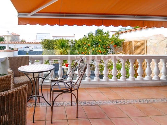 Chalet de 4 habitaciones en Empuriabrava, Castelló d'Empúries en venta con garaje - 860.000 € (Ref: 9375310)