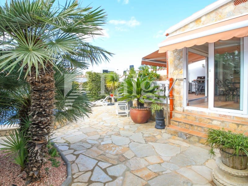 Chalet de 4 habitaciones en Empuriabrava en venta con garaje - 860.000 € (Ref: 9375310)