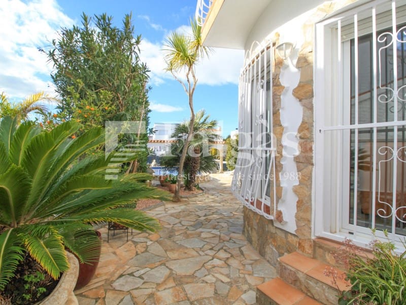 Chalet de 4 habitaciones en Empuriabrava en venta con garaje - 860.000 € (Ref: 9375310)