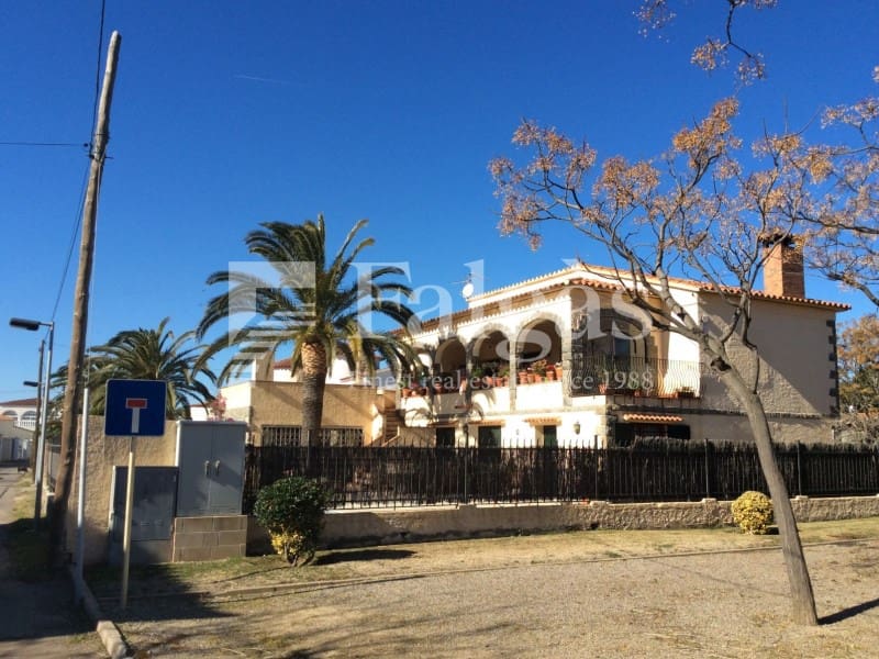 Chalet de 4 habitaciones en Empuriabrava en venta con piscina garaje - 820.000 € (Ref: 9375313)