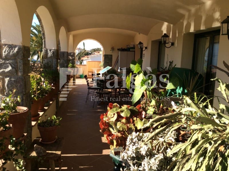 Chalet de 4 habitaciones en Empuriabrava en venta con piscina garaje - 820.000 € (Ref: 9375313)