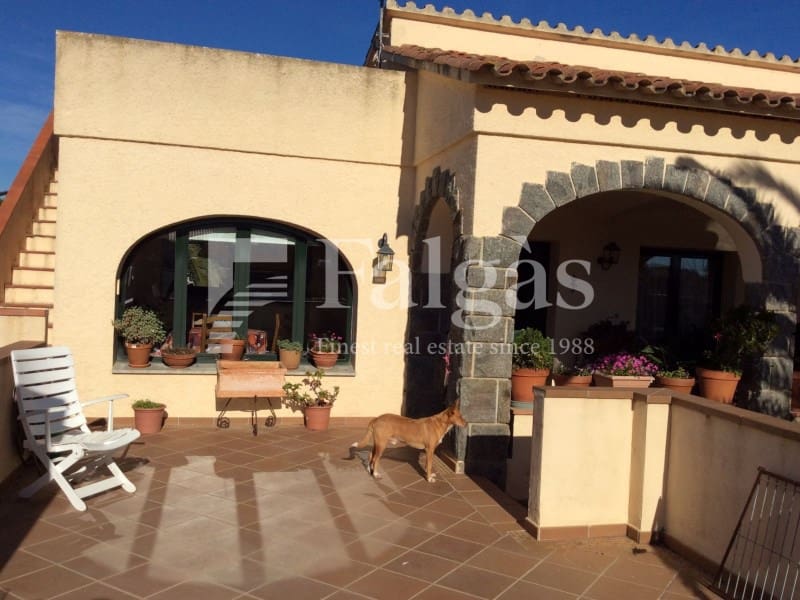 Chalet de 4 habitaciones en Empuriabrava en venta con piscina garaje - 820.000 € (Ref: 9375313)