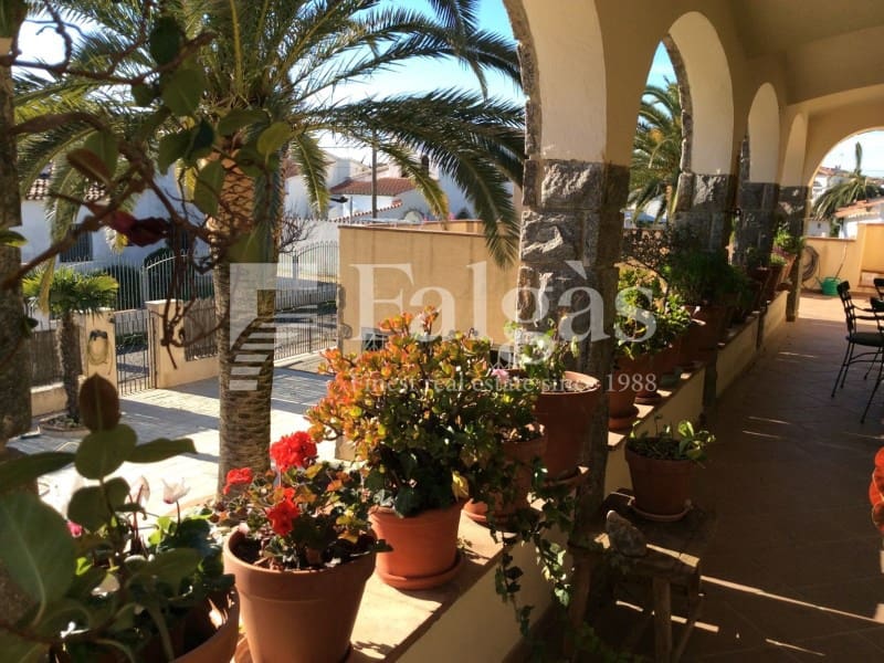 Chalet de 4 habitaciones en Empuriabrava en venta con piscina garaje - 820.000 € (Ref: 9375313)