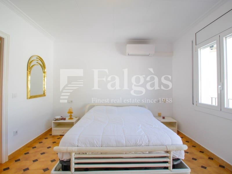 3 bedroom Villa for sale in Empuriabrava with garage - € 1,175,000 (Ref: 9431056)