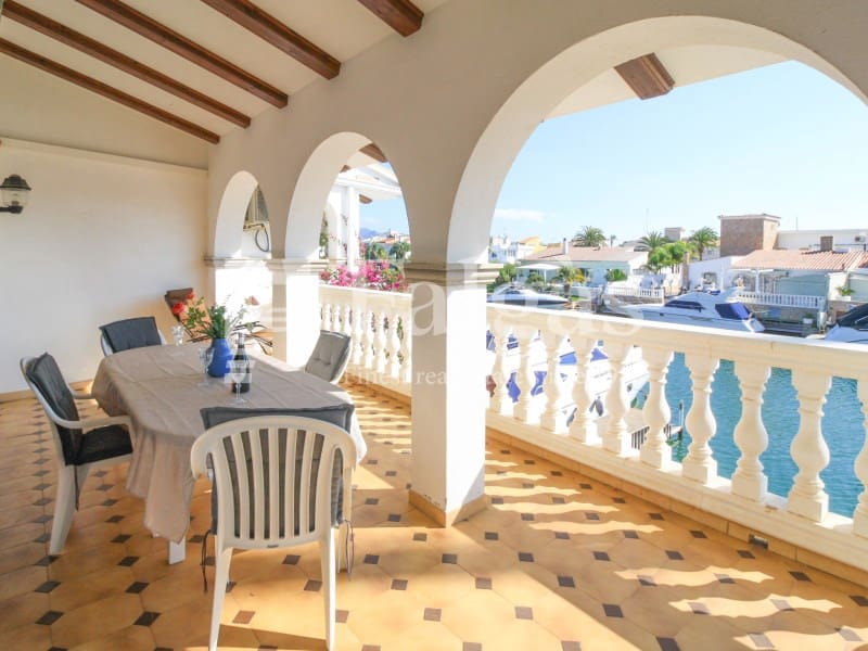 3 bedroom Villa for sale in Empuriabrava with garage - € 1,175,000 (Ref: 9431056)