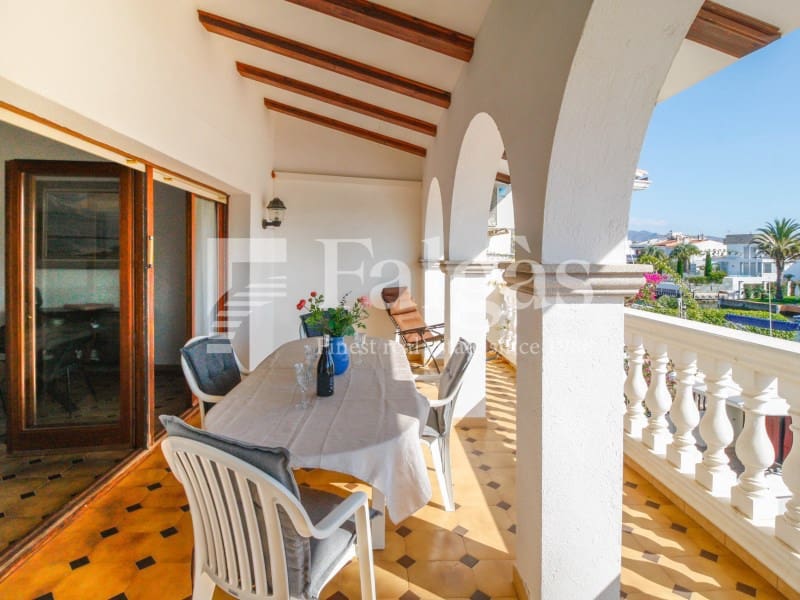 3 bedroom Villa for sale in Empuriabrava with garage - € 1,175,000 (Ref: 9431056)