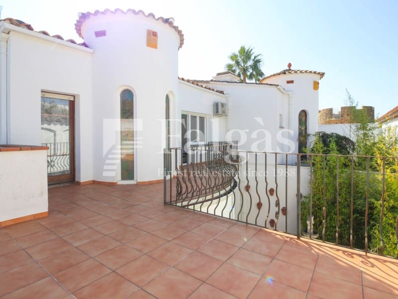 3 bedroom Villa for sale in Empuriabrava with garage - € 1,175,000 (Ref: 9431056)