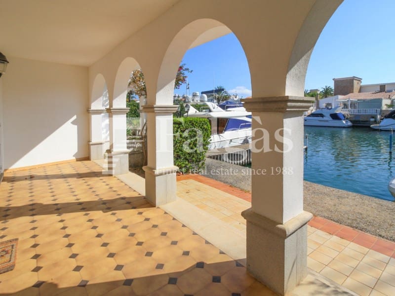 3 bedroom Villa for sale in Empuriabrava with garage - € 1,175,000 (Ref: 9431056)