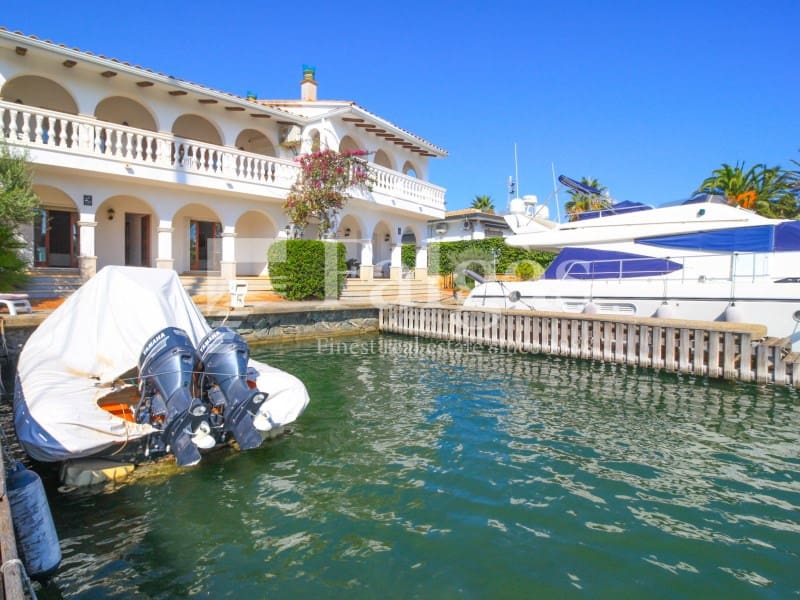 3 bedroom Villa for sale in Empuriabrava with garage - € 1,175,000 (Ref: 9431056)