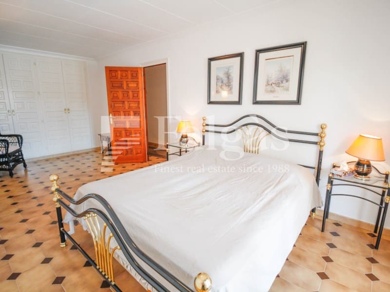 3 bedroom Villa for sale in Empuriabrava with garage - € 1,175,000 (Ref: 9431056)