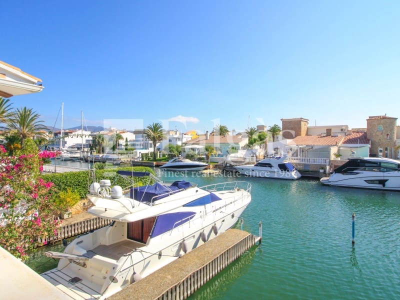 3 bedroom Villa for sale in Empuriabrava with garage - € 1,175,000 (Ref: 9431056)