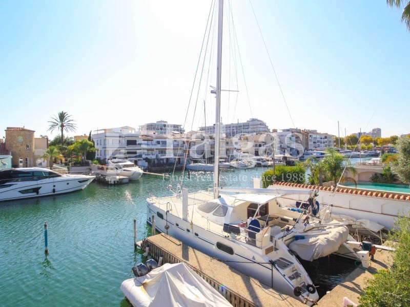 3 bedroom Villa for sale in Empuriabrava with garage - € 1,175,000 (Ref: 9431056)