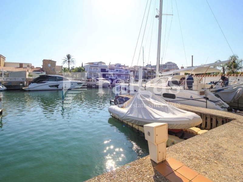 3 bedroom Villa for sale in Empuriabrava with garage - € 1,175,000 (Ref: 9431056)