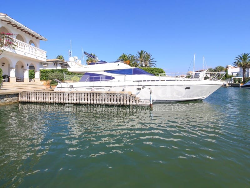 3 bedroom Villa for sale in Empuriabrava with garage - € 1,175,000 (Ref: 9431056)