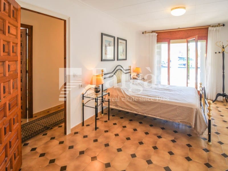 3 bedroom Villa for sale in Empuriabrava with garage - € 1,175,000 (Ref: 9431056)