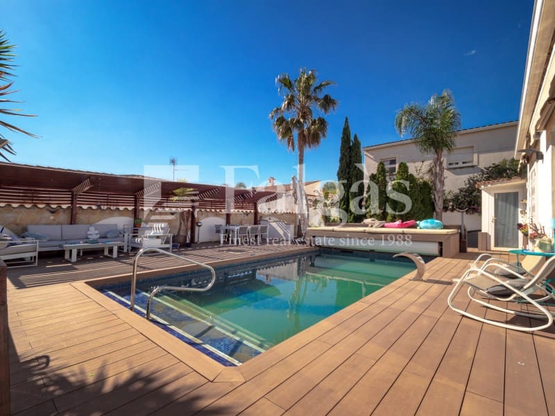 5 bedroom Villa for sale in Empuriabrava with pool garage - € 1,090,000 (Ref: 9437791)