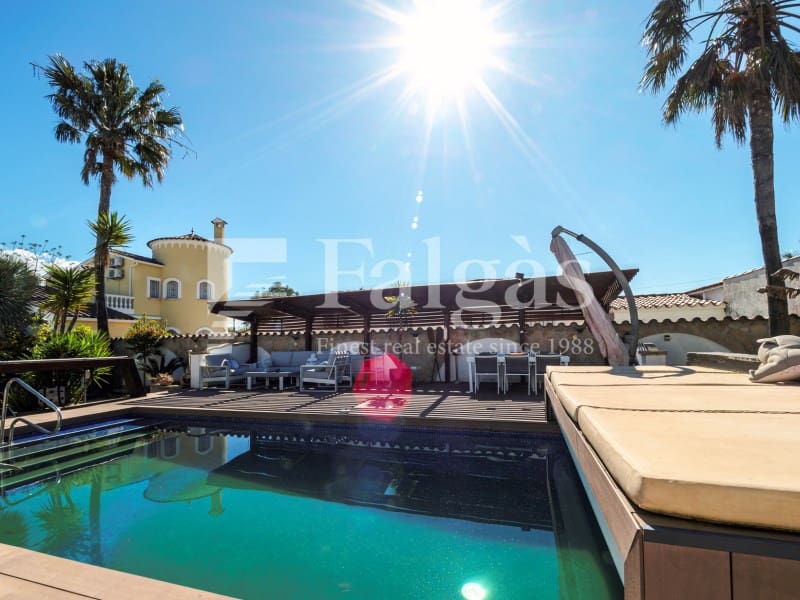 5 bedroom Villa for sale in Empuriabrava with pool garage - € 1,090,000 (Ref: 9437791)