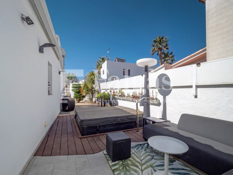 5 bedroom Villa for sale in Empuriabrava with pool garage - € 1,090,000 (Ref: 9437791)