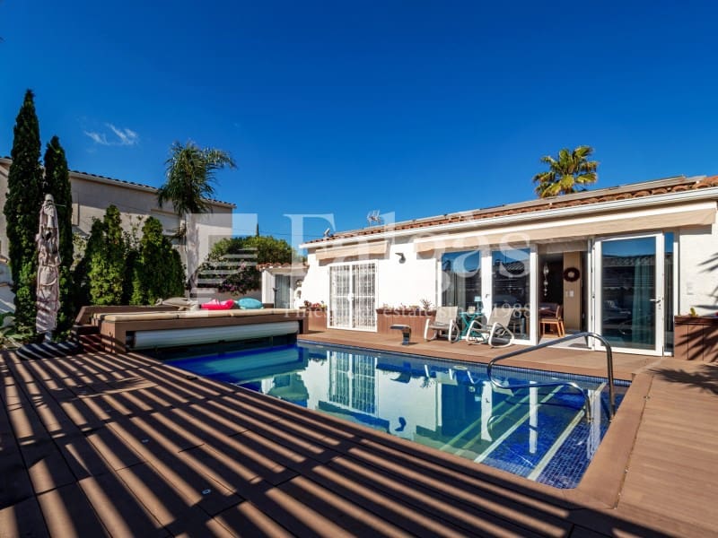 5 bedroom Villa for sale in Empuriabrava with pool garage - € 1,090,000 (Ref: 9437791)