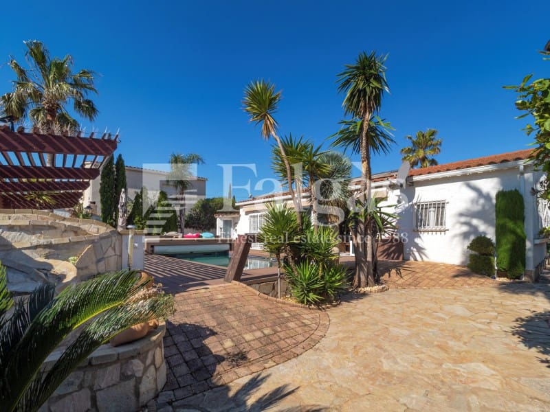 5 bedroom Villa for sale in Empuriabrava with pool garage - € 1,090,000 (Ref: 9437791)
