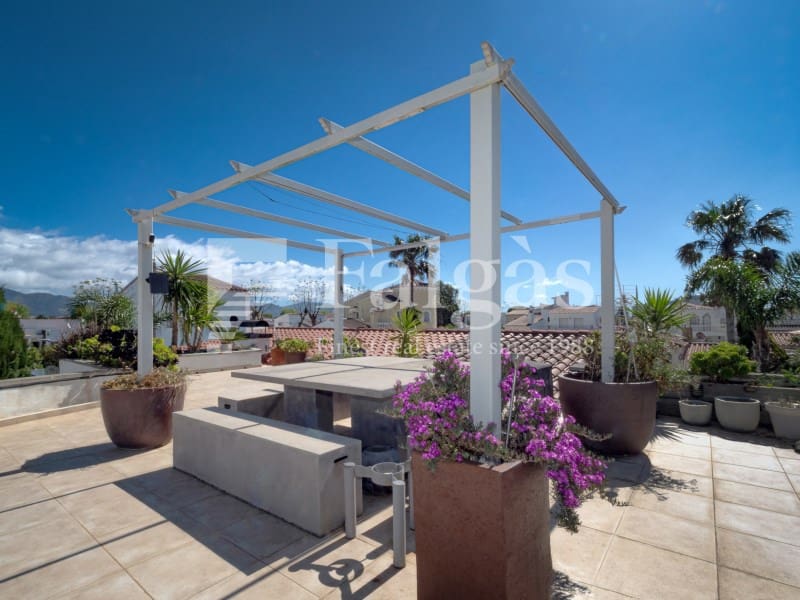 5 bedroom Villa for sale in Empuriabrava with pool garage - € 1,090,000 (Ref: 9437791)