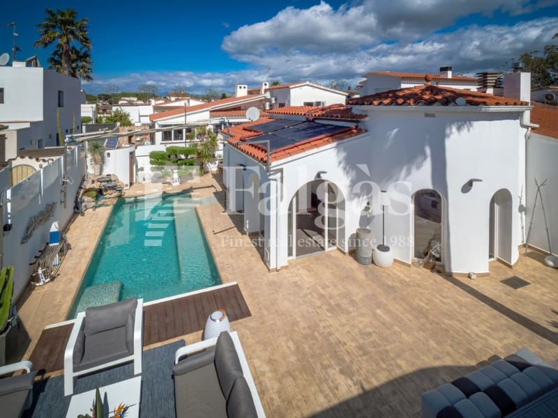 5 bedroom Villa for sale in Empuriabrava with pool garage - € 1,090,000 (Ref: 9437791)