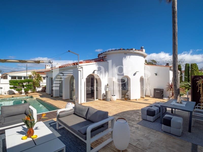 5 bedroom Villa for sale in Empuriabrava with pool garage - € 1,090,000 (Ref: 9437791)