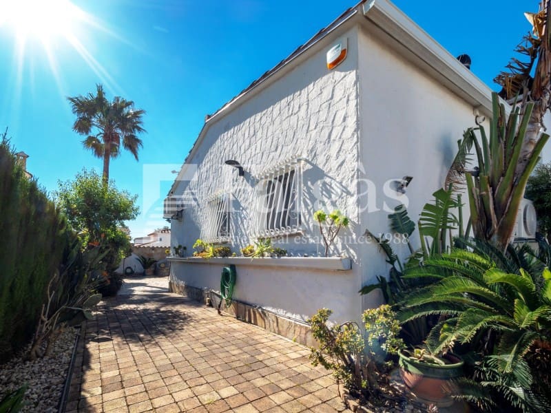 5 bedroom Villa for sale in Empuriabrava with pool garage - € 1,090,000 (Ref: 9437791)