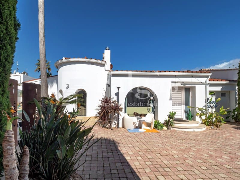 5 bedroom Villa for sale in Empuriabrava with pool garage - € 1,090,000 (Ref: 9437791)